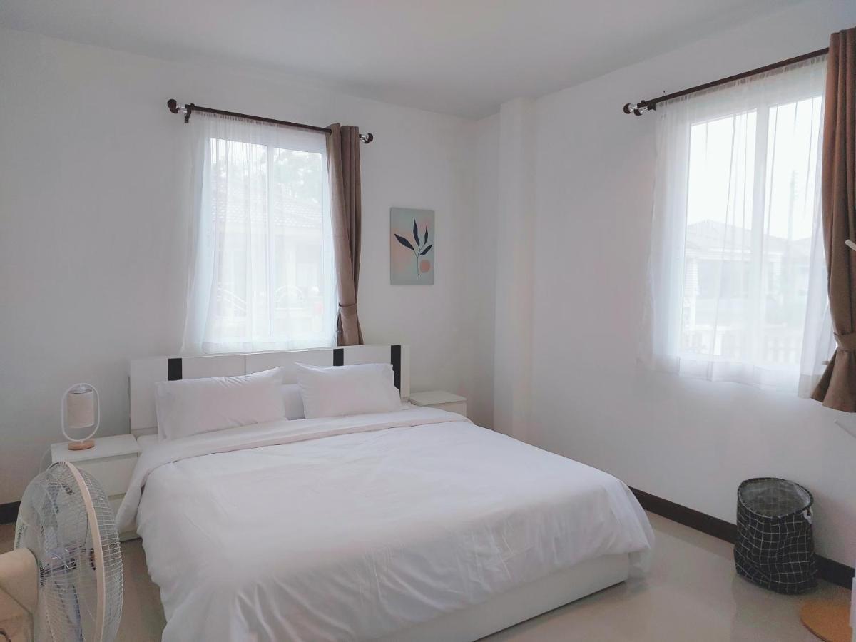 Happy Space: Cozy 2-Bedroom Villa with Free WiFi and Parking Nakhon Phanom Exterior photo