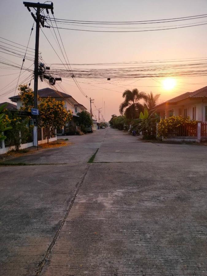 Happy Space: Cozy 2-Bedroom Villa with Free WiFi and Parking Nakhon Phanom Exterior photo